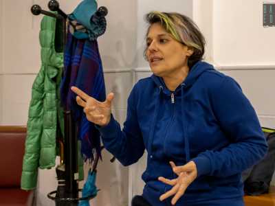 Una delle sue prime allieve � stata la 47enne Angela Borromeo, oggi divenuta attrice e insegnante. �In questo tipo di spettacoli gli attori non seguono un copione, ma costruiscono una storia insieme direttamente in scena, partendo da uno spunto offerto dal pubblico�, spiega Angela